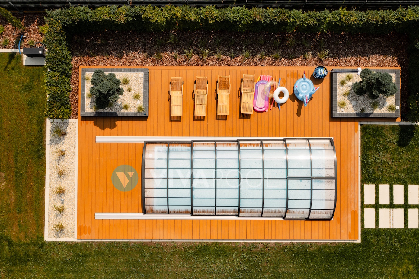 Elegantes Polyester-Schwimmbad VIVAPOOL Radomsko - Polen, Außenschwimmbad und Überdachung