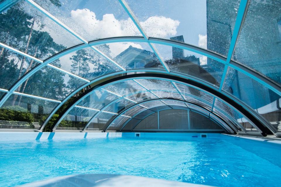 vivapool-polen-moderner-garten-schirm