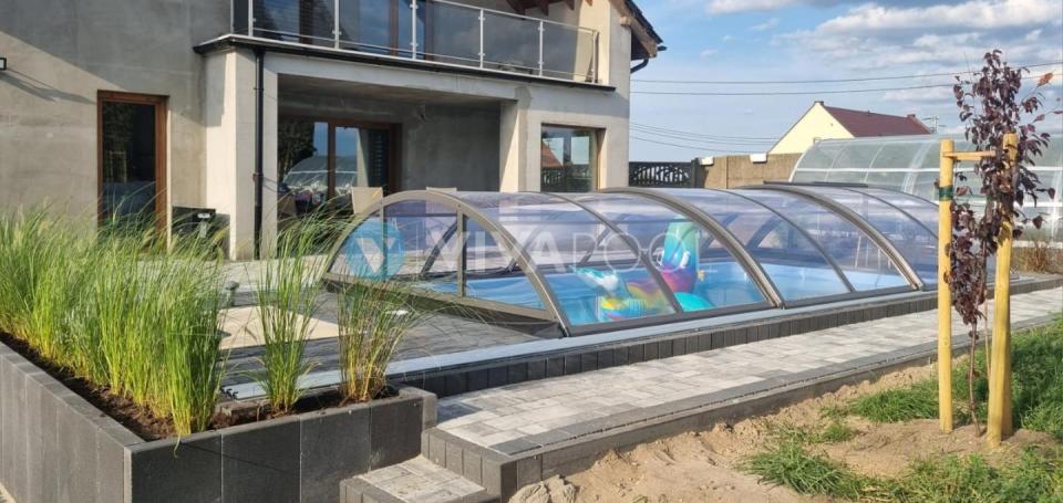 vivapool-polen-moderner-haus-schirm