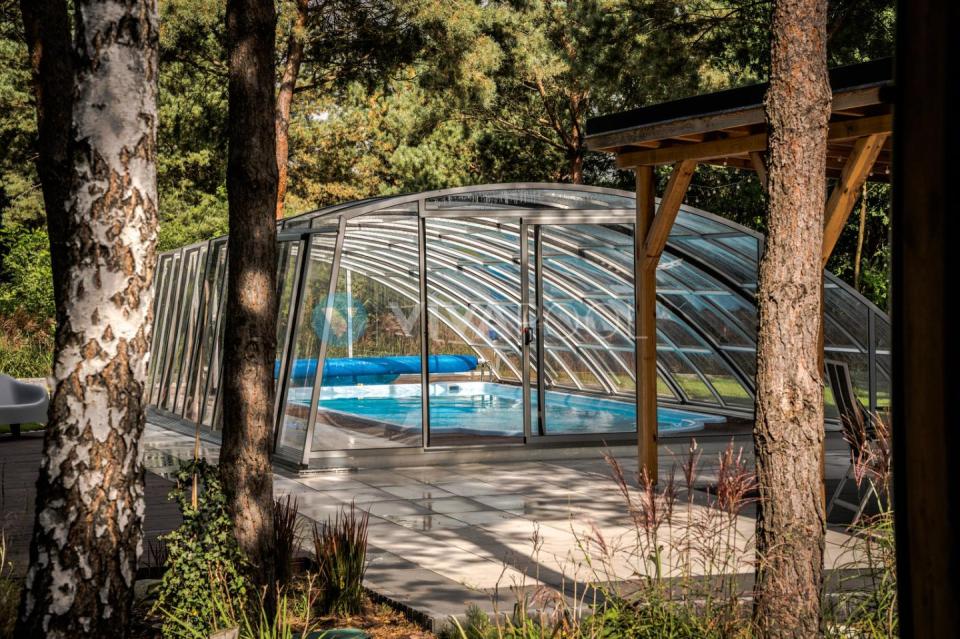 vivapool-polen-imposante-patio-abdeckung